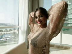 Hot Indian Babe Simarn Kaur showing Beautiful Body